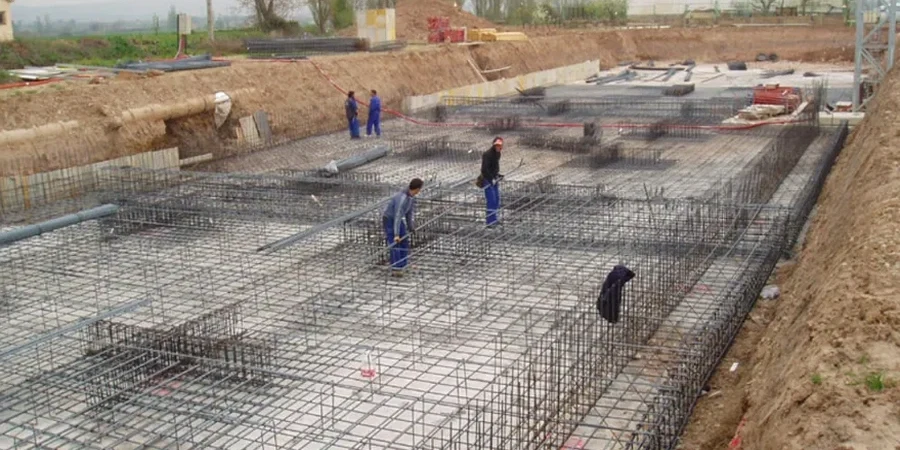 Diseño de Cimentaciones Superficiales en Calama: Suelos Salinos y Sismicidad Extrema