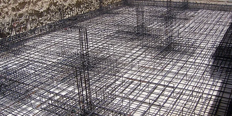 Diseño de losa de cimentación en Calama: criterios para suelo salino y alta sismicidad